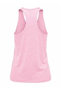 Jasnoróżowy, bezrękawnik typu racerback z miękkiego, lekko melanżowego materiału o luźnym kroju, widoczny od tyłu.