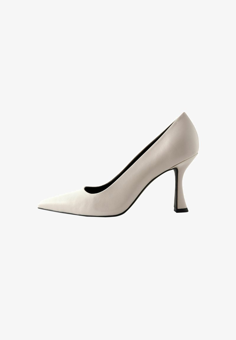 Next FOREVER COMFORT CHISEL TOE HEEL COURT - Klasszikus sarkú cipők - white denim