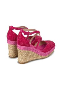 Sandali wedge in suede fucsia con accenti di strass, fasce incrociate e una base in stile espadrillas intrecciata.