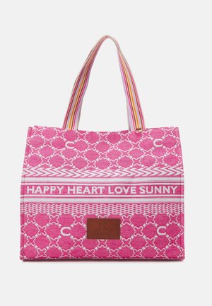 Vaaleanpunainen kuviollinen kangaskassi, jossa on raidalliset kahvat. Kassissa on valkoinen teksti "HAPPY HEART LOVE SUNNY" ja ruskea nahkainen Codello-logokilpi.