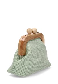 Clutch de tela verde trenzada con un marco de madera y dos pomos redondos de madera. Diseño suave y texturizado que recuerda a una forma de triángulo.