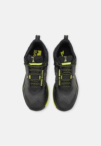 Scarpe da ginnastica nere con dettagli gialli, superiore in rete testurizzata, lacci elastici e colletto imbottito. Leggere e progettate per il comfort.
