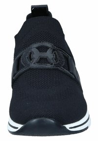 Schwarzer Sportschuh mit strukturierter Strick-Oberfläche, Gummisohle mit weißen Streifen und einem glänzenden schwarzen Riemen vorne.