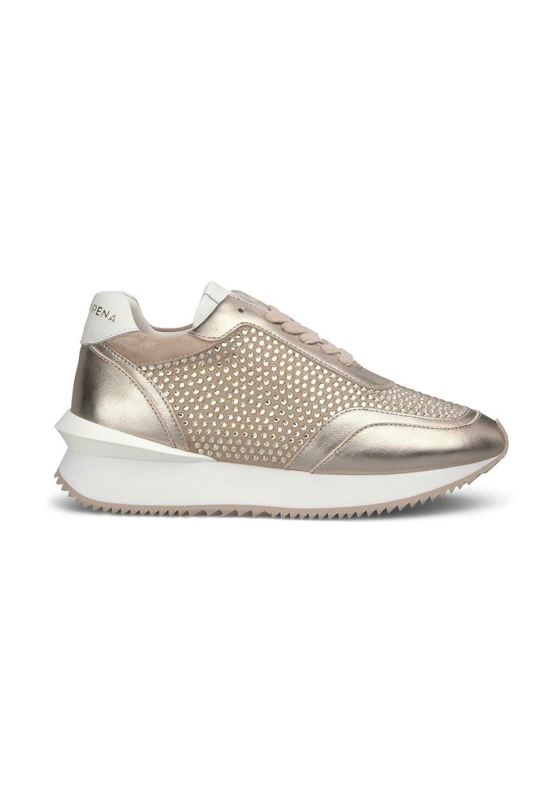 Metallisch roségoldene Sneakers mit einer strukturierten Oberfläche, die mit Strasssteinen verziert ist, weißen Akzenten und einer gepolsterten, geriffelten Sohle.