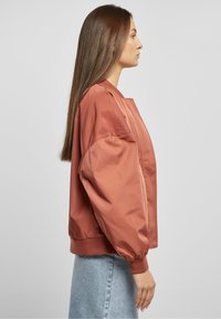 Urban Classics Bombera - terracotta
