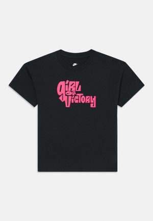 T-shirt en coton noir avec un texte rose vif qui indique "FILLE de VICTOIRE." Conception à col rond avec des manches courtes. Style minimaliste.