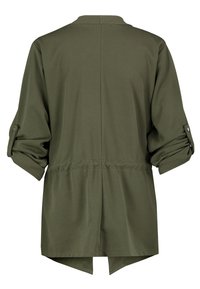 Veste à manches longues vert olive avec manches retroussées maintenues par des pattes à boutons, taille cintrée et ourlet légèrement en forme de V à l'arrière.