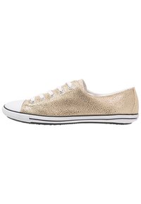 Zapatilla metálica dorada con una superficie texturizada, puntera de goma blanca y suela negra. Presenta cordones blancos y un diseño elegante de perfil bajo.