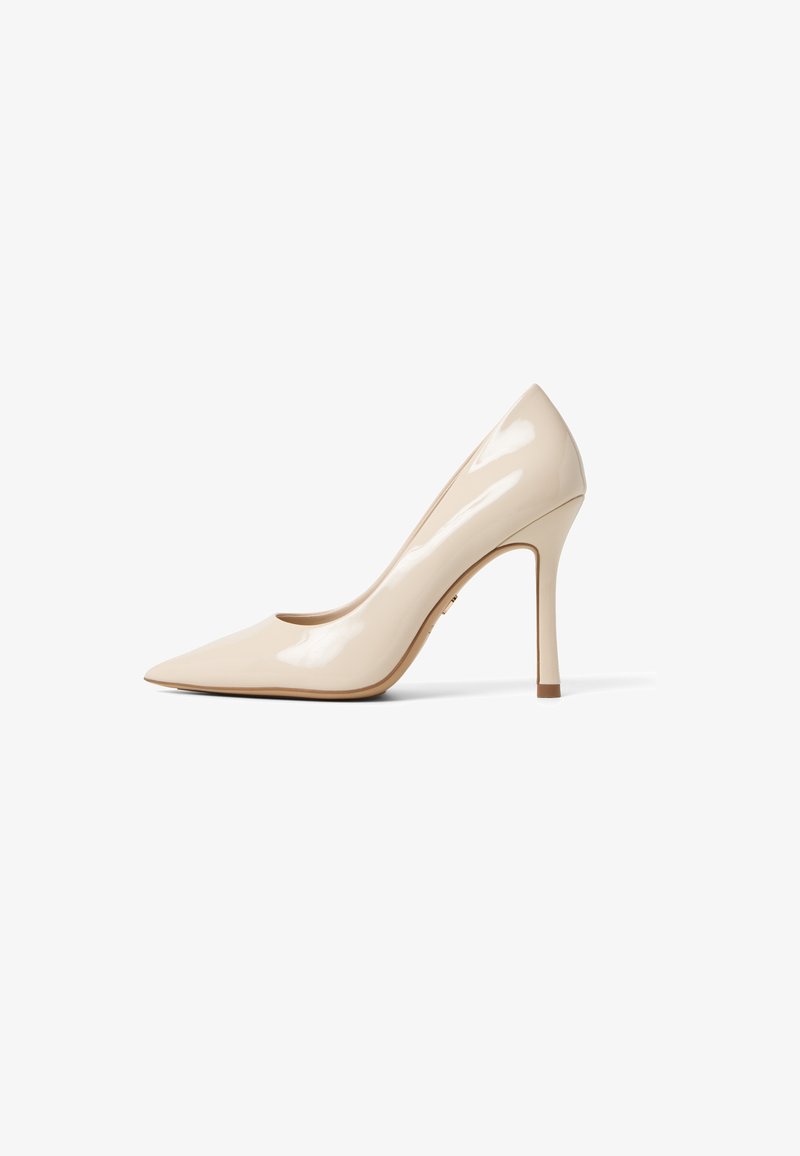 Beige Lackleder-Pumps mit spitzem Zehenbereich, schlankem Stiletto-Absatz und glatter, glänzender Oberfläche. Einfaches Design ohne Verzierungen.