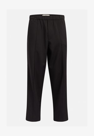 Crne hlače s elastičnim pojasom, ravnih nogavica i dva prednja naborana detalja. Glatka tekstura tkanine.