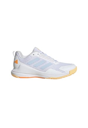 Zapatilla deportiva blanca con rayas azul claro, logotipo naranja en el talón y suela de goma beige, mostrada de perfil.
