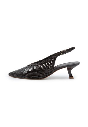 Scarpa nera in pelle intrecciata con tacco kitten slingback, punta appuntita e cinturino con fibbia regolabile, mostrata su sfondo bianco.