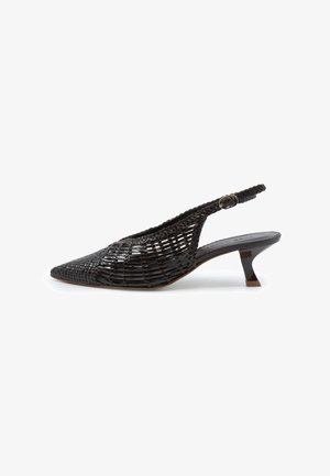 Scarpa nera in pelle intrecciata con tacco kitten slingback, punta appuntita e cinturino con fibbia regolabile, mostrata su sfondo bianco.