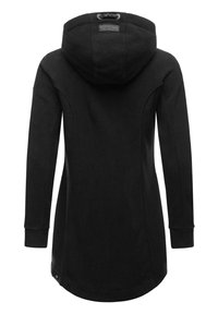 Melna kapuce ar garām piedurknēm, izgatavota no mīksta flīsa materiāla. Iezīmēta ar izliektu apdari un logotipa etiķeti apakšējā kreisajā pusē.