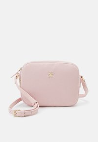 Borsa a tracolla rettangolare rosa con esterno testurizzato, hardware dorato, tracolla regolabile e logo in rilievo sul davanti. Chiusura con zip.