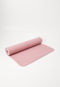 Saltea de yoga roz cu o suprafață texturată, desfăcută parțial. Prezintă un model diagonal și margini rotunjite, fabricată dintr-un material flexibil.