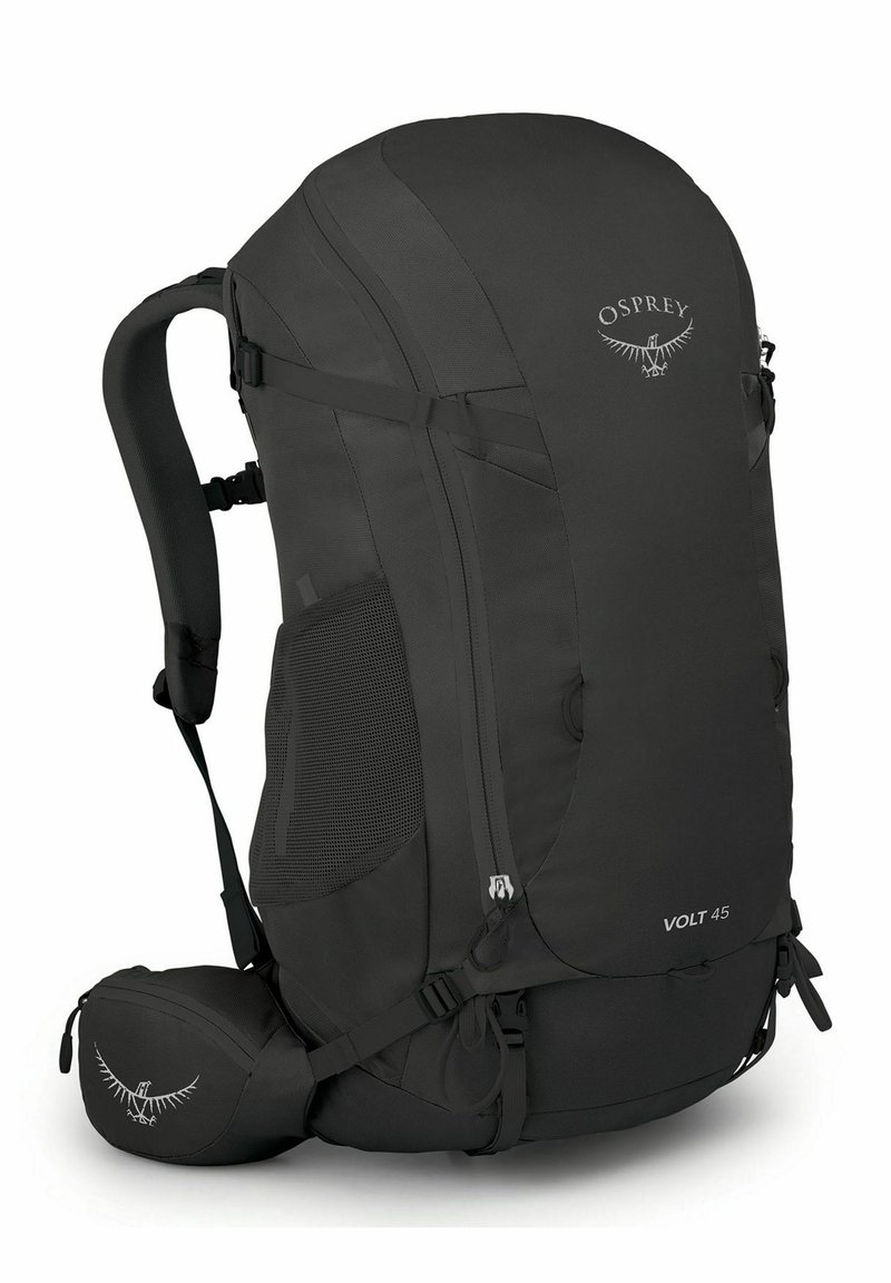 Mochila Osprey Volt 45 negra con una parte superior redondeada, múltiples correas ajustables, un bolsillo lateral de malla y un logotipo de la marca prominente en la parte frontal.