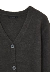 Dunkelgrau gestrickte Strickjacke mit V-Ausschnitt, zwei schwarzen Knöpfen und weichem Material. Markenlabel sichtbar.