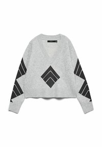 Szary krótkich sweter z dekoltem w serek. Posiada czarne geometryczne wzory na rękawach i z przodu. Wykonany z miękkiego, teksturowanego materiału.