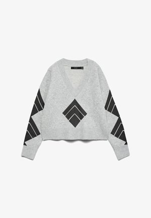 Pull court gris avec un décolleté en V. Présente des motifs géométriques noirs sur les manches et l'avant. Fabriqué en tissu doux et texturé.
