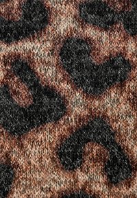 Leopardenmusterstoff mit schwarzen Mustern auf einem strukturierten braunen und beigen Hintergrund, hergestellt aus einer gestrickten Konstruktion.