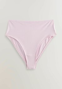 Lichtroze katoenen slip met een gladde textuur, hoge benen en een zachte band met subtiele branding. Eenvoudig en minimalistisch ontwerp.