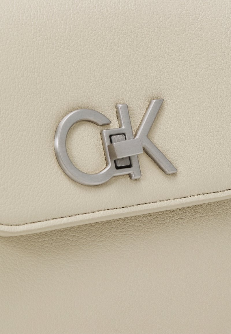 Calvin Klein RE LOCK SHOULDER BAG - Handtasche - stoney beige/grau 