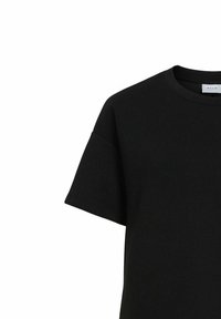 Camiseta negra de manga corta hecha de una tela suave y ligera, con cuello redondo y un ajuste relajado, que presenta un sutil detalle de costura.