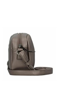 Metallisch graue Umhängetasche mit rechteckiger Form, vertikal geripptem Muster, Reißverschluss und abnehmbarem Schultergurt.