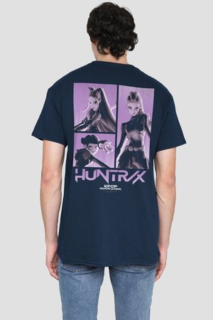 Mann trägt ein marineblaues T-Shirt mit lila illustrierten weiblichen Figuren und dem Text "HUNTR/X KPOP Demon Hunters" auf der Rückseite.
