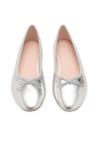 Silver balletskor med en glänsande metallisk finish, rund tå och central rosdetail. Mjuk rosa innersula med en enkel, stilren design.