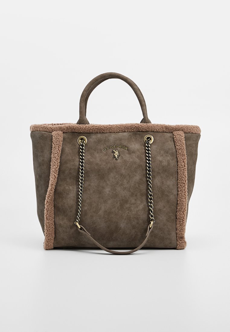 Sac fourre-tout en simili cuir marron avec des bordures en fausse fourrure beige douce, poignées rondes et accents en chaîne dorée. Comprend un logo de marque sur le devant.
