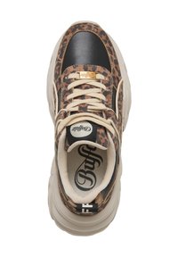 Chunky sneaker με μπεζ κορδόνια, ύφασμα με λεοπάρ μοτίβο, μαύρη δερμάτινη μύτη και παχιά μπεζ σόλα, σε όψη από πάνω.