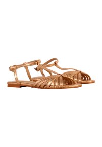 Metalen gouden sandalen met slanke banden, open teen ontwerp en enkelband. Kenmerken een platte zool en een gekruisd patroon aan de voorkant.