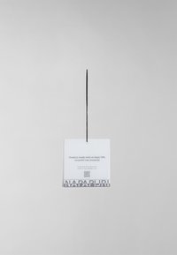 White tag with black text, featuring a QR code and a grey logo at the bottom. Indicates product made with at least 70% recycled materials.