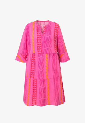 Vestido rosa brillante hasta la rodilla con mangas 3/4, falda en capas y patrones geométricos verticales en rojo y amarillo.