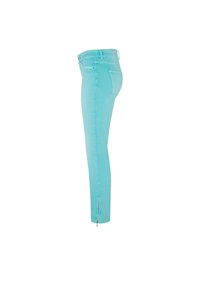 Jean skinny bleu clair avec poches avant et arrière, passants de ceinture et petite fermeture éclair à la cheville sur fond blanc.