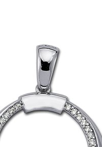 Pendentif en argent au design arrondi, présentant une section lisse et polie ainsi qu'une rangée de pierres claires incrustées le long du bord.