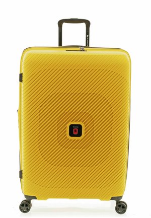 Maleta rígida amarilla con patrones texturizados diagonales, logo frontal, cuatro ruedas giratorias negras y asa telescópica negra extendida.