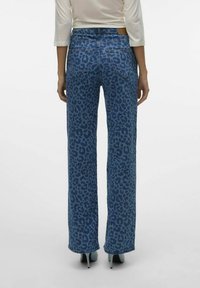 Blauwe luipaardprint wijde jeans met hoge taille en vijf-pocket ontwerp, met een leren patch op de achterkant.