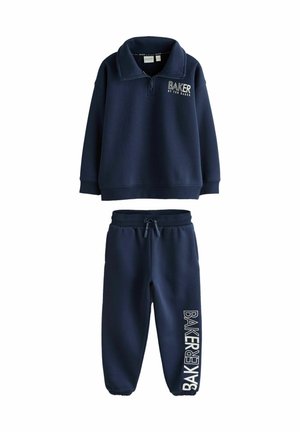 Marineblauer Fleece-Trainingsanzug mit Reißverschlusskragen und elastischen Bündchen. Auf der Hose ist "BAKER" in fetten Buchstaben gedruckt. Weiche Stoffstruktur.