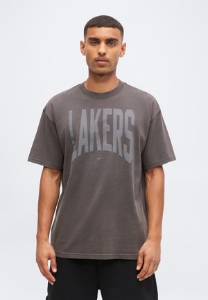 Nike Performance, NBA LOS ANGELES LAKERS LAL TRAVEL TEE - Клубно облекло - dark charcoal