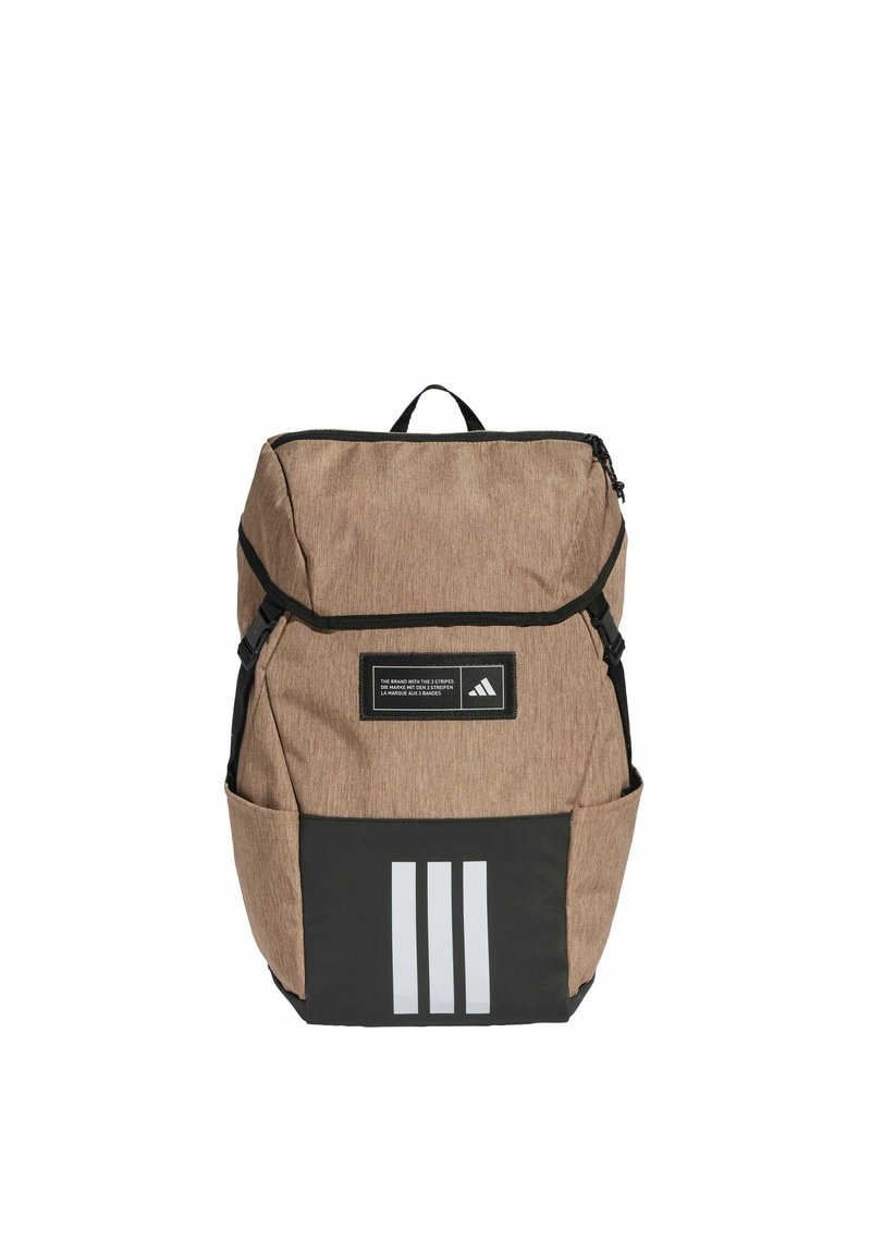 Brauner Stoff-Rucksack mit schwarzem Boden, ausgestattet mit drei weißen Streifen, einem Logo-Patch und verstellbaren Tragriemen.
