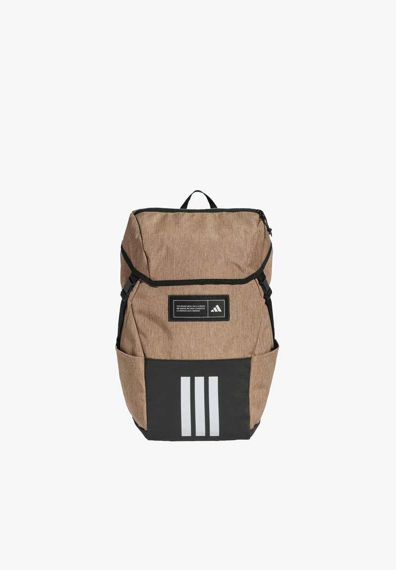 Brauner Stoff-Rucksack mit schwarzem Boden, ausgestattet mit drei weißen Streifen, einem Logo-Patch und verstellbaren Tragriemen.