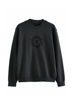 Schwarzer Pullover mit geripptem Rundhalsausschnitt, langen Ärmeln und erhabenem, kreisförmigem Logo-Detail in der Mitte. Weicher Stoff, lockere Passform.