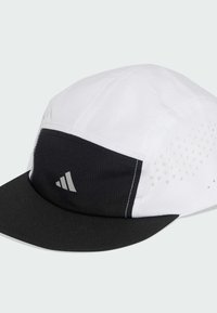 Cappellino da corsa bianco con visiera nera, caratterizzato da un pannello frontale nero, dettagli in rete traspirante e un logo riflettente.