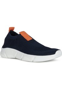 Marinblå stickad sneakers med orange detaljer, slip-on design, texturerad överdel och vit gummisåle. Lätt och ventilerande konstruktion.