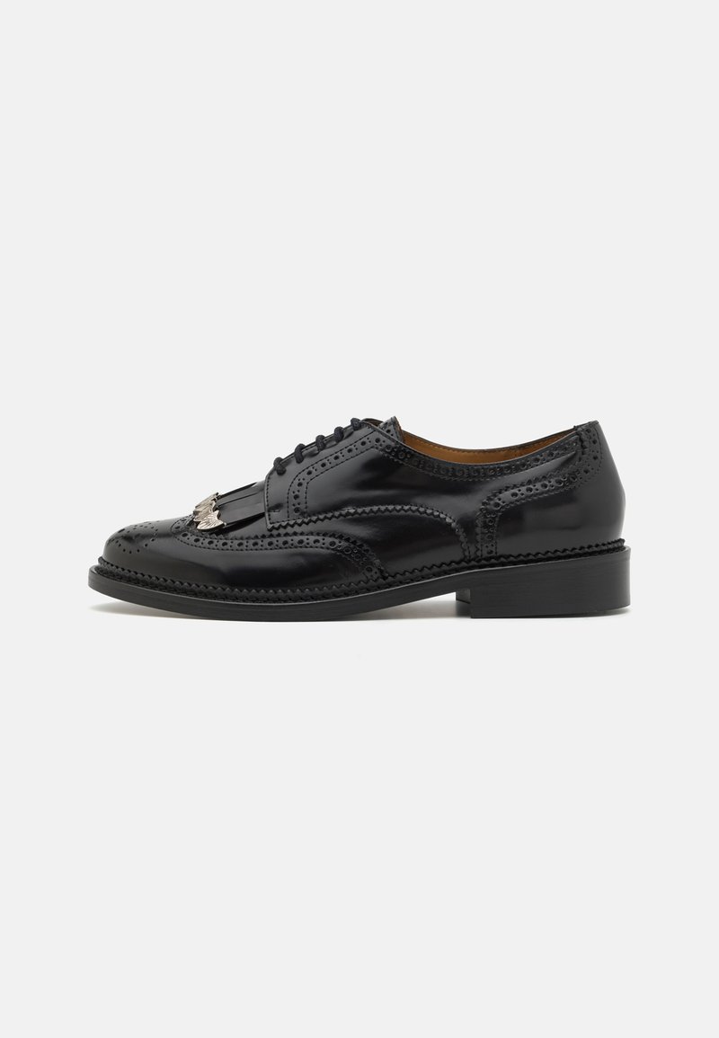 Schwarze Leder-Oxford-Schuhe mit Brogue-Details, Schnürdesign, glänzender Oberflächenbehandlung und niedrigem Absatz. Mit dekorativem Quast-Verzierung.