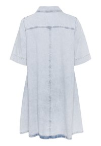 Robe chemise en denim bleu clair avec des manches courtes, un col pointu et une coupe droite. Présente une couture centrale et un ourlet légèrement effiloché.