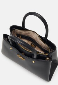 Sac à main en cuir noir avec deux anses, quincaillerie dorée, ouverture zippée et doublure intérieure en tissu beige avec motif.